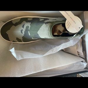 Size 8.5 Blondo Farrah Camo Knit shoes